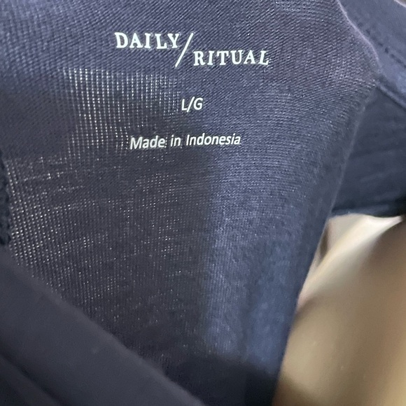 Elegant Black Sleeveless Dress - Picture 5 of 6